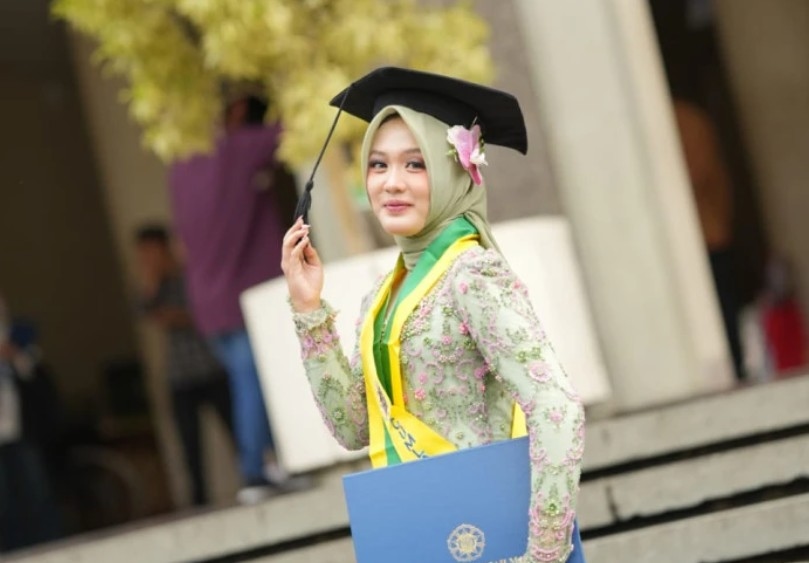 Cerita Zufa Wisudawan UGM Raih IPK 4, Selalu Menelepon Ibu setiap Malam