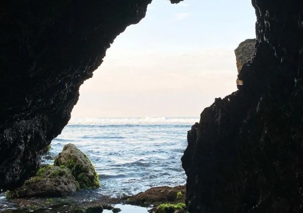 Menikmati Indahnya Sunrise di Pantai Watu Bolong Gunungkidul