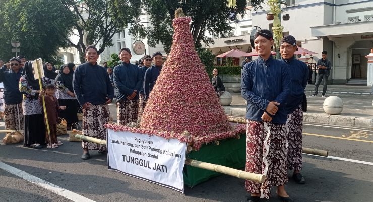 Beragam Jenis Ubarampe yang Dibawa Pamong, Mulai dari Bawang Merah hingga Kelapa Mentah