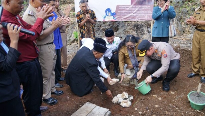 Wujud Toleransi, Bupati Gunungkidul Lakukan Peletakan Batu Pertama Pembangunan Gereja