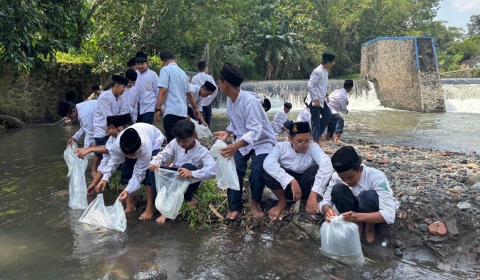 Edukasi Pelestarian Ikan Lokal, Siswa Madrasah di Bantul Tebar Ribuan Benih Tawes 