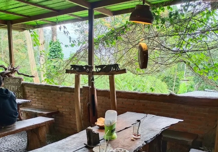 Warung Ijo Pak Pardi, Spot Kulineran dengan View yang Bikin Tenterem