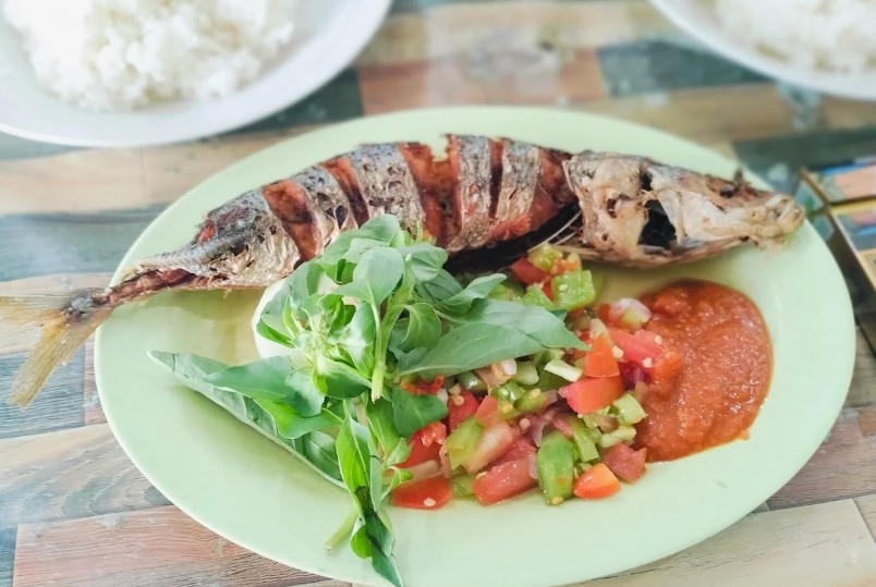 Rumah Makan Madem, Spesialis Lalapan Ikan Laut dan Ayam Goreng yang Otentik