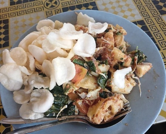 Lotek dan Gado-gado Bu Atun, Kuliner Enak dan Murah dengan Porsi Tumpah Ruah 