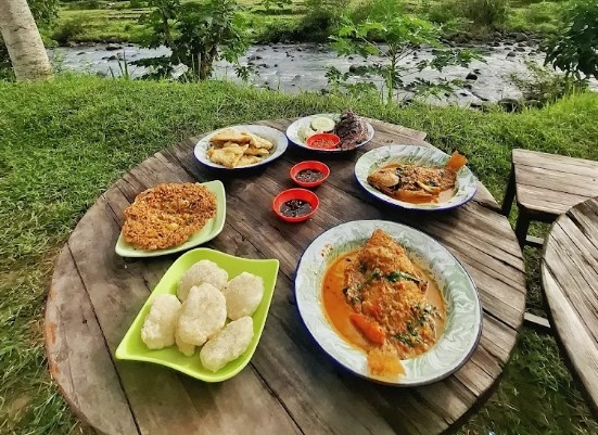 Lor Tinalah, Resto dengan Pemandangan Persawahan yang Asri