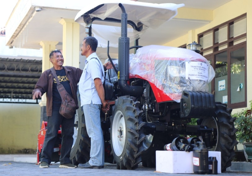 Selama Ini Sewa, Sunardi Petani Kulon Progo Kini Tesenyum Terima Bantuan Alat Pertanian Modern