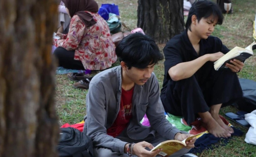 Gelar Tikar dan Kain, Anak-anak Muda Jogja Baca Buku Bareng GIK UGM