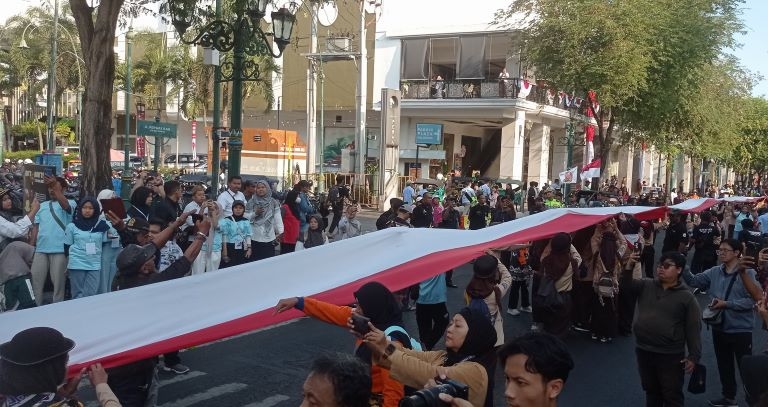 Ribuan Masyarakat Bentangkan Bendera Merah Putih Sepanjang 1 Kilometer di Malioboro