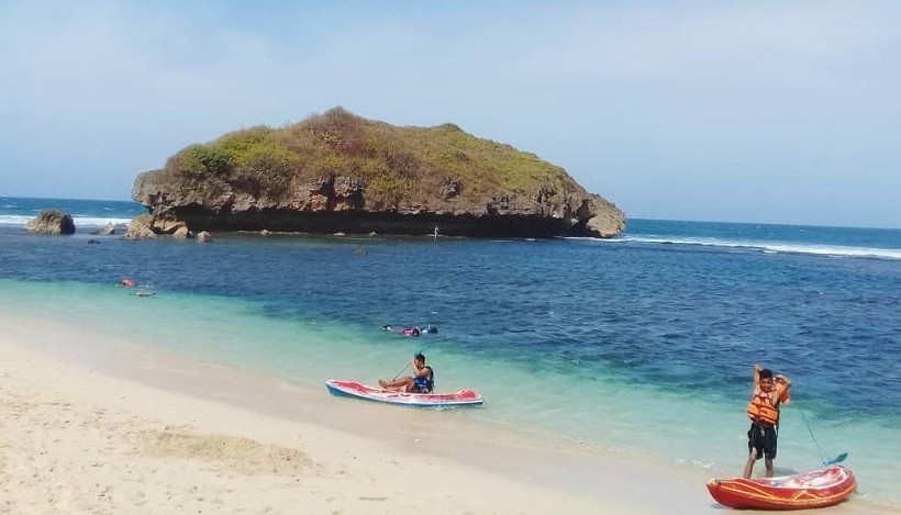 Bermain Kano dan Menikmati Lembutnya Pasir Putih di Pantai Sadranan Gunungkidul