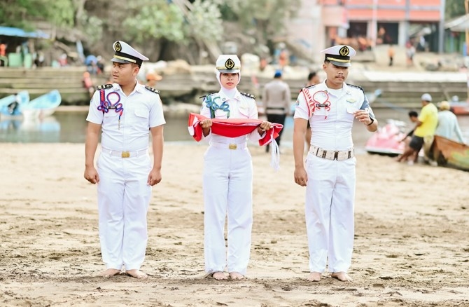 Diikuti 1.000 Peserta, Pengibaran Bendera Merah Putih di Laut Selatan Berlangsung Aman 