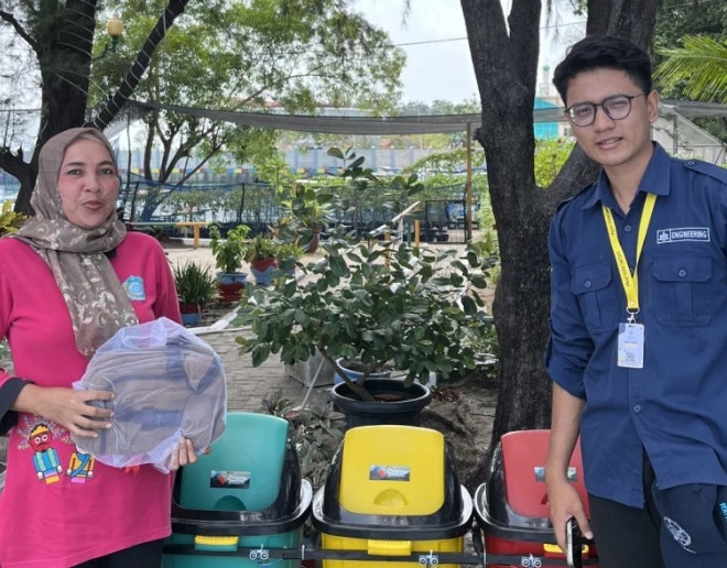 Mahasiswa KKN UGM Kembangkan Tempat Sampah Tenaga Surya di Kepulauan Seribu 