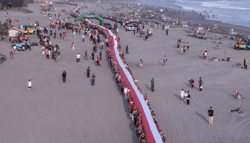 Perkuat Ikon Wisata, Bendera Merah Putih 481 Meter Dibentangkan di Pantai Parangtritis 