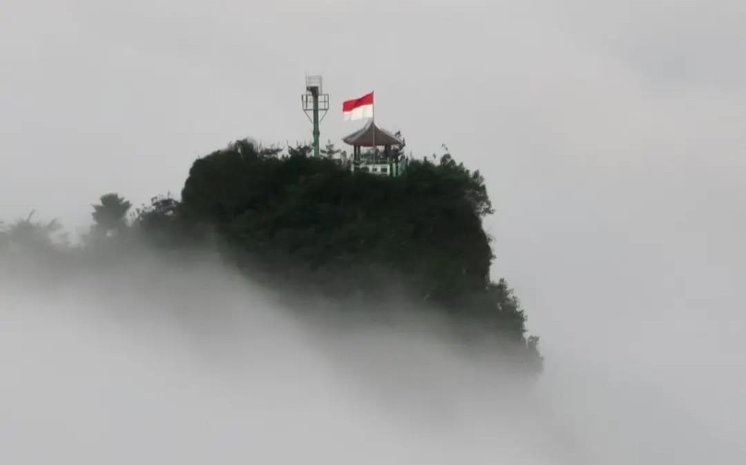 Hiking Puncak Suroloyo, Bonus Pemandangan Megah Candi Borobudur
