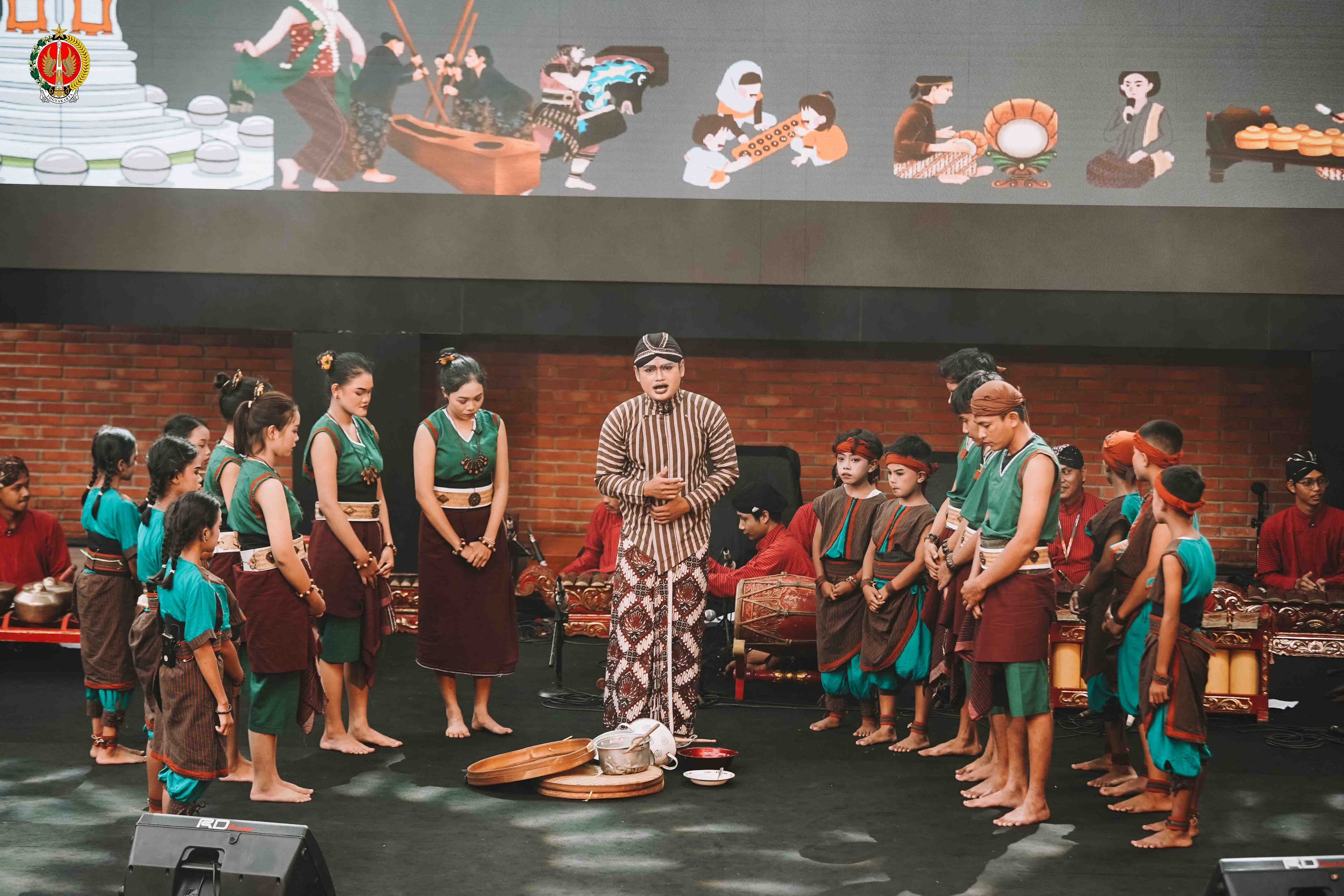 Menikmati Asiknya Suasana di Maliboro Sambil Menyaksikan Pentas Selasa Wagen