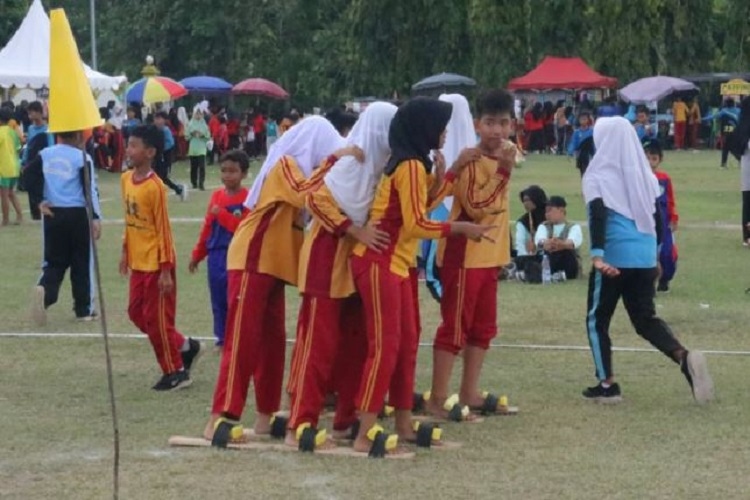 Saat Siswa SD di Bantul Lomba Bakiak, Egrang, hingga Kasti