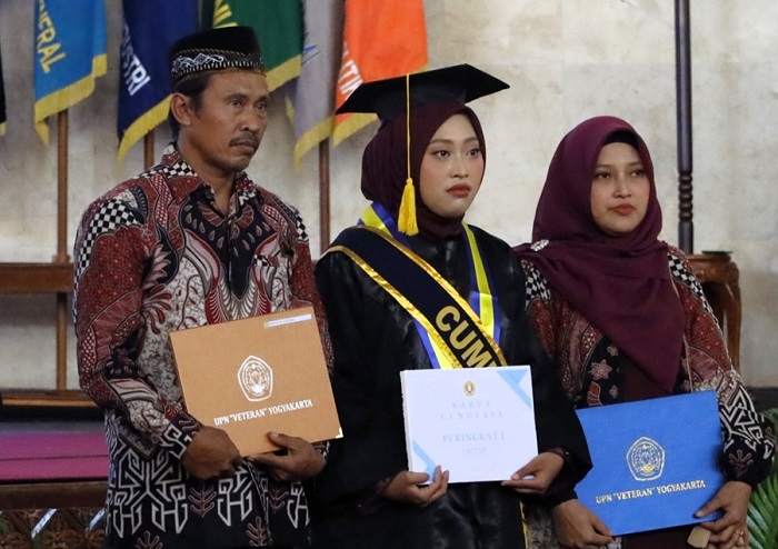 Kisah Nuriyatus Sholihah, Anak Sopir Kuliah Gratis Jadi Wisudawan Terbaik UPN "Veteran" Yogyakarta
