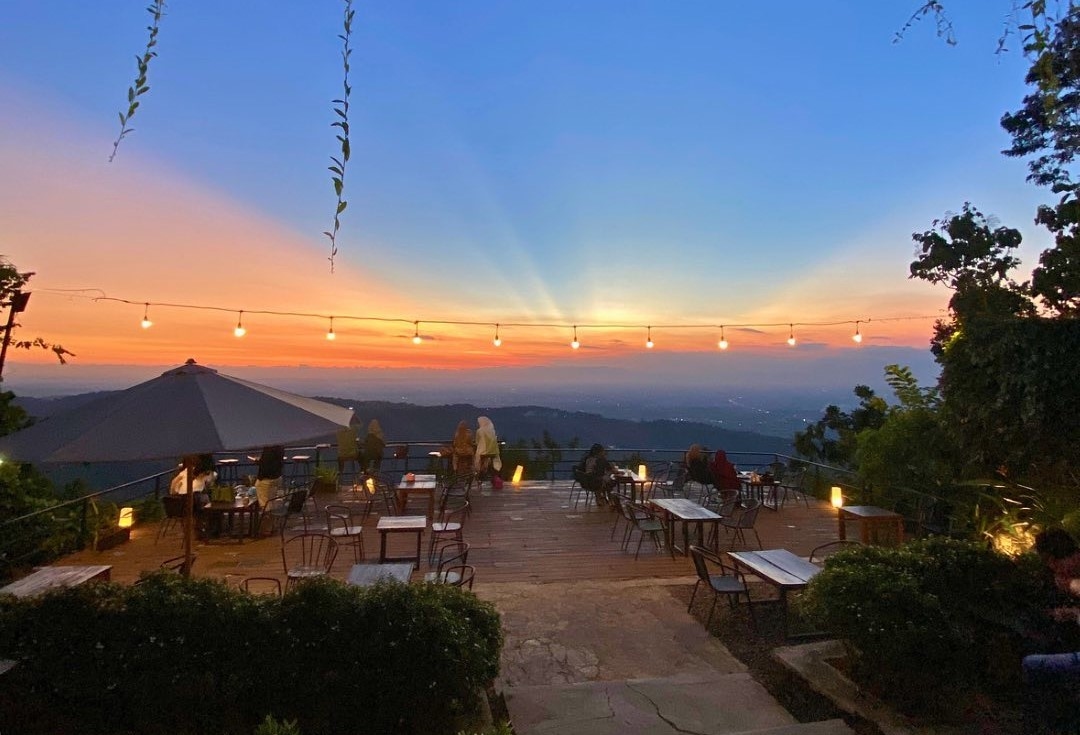 Nikmati Pemandangan Sunset dari Ketinggian, Ini Sensasi Nongkrong di Milenial Coffee
