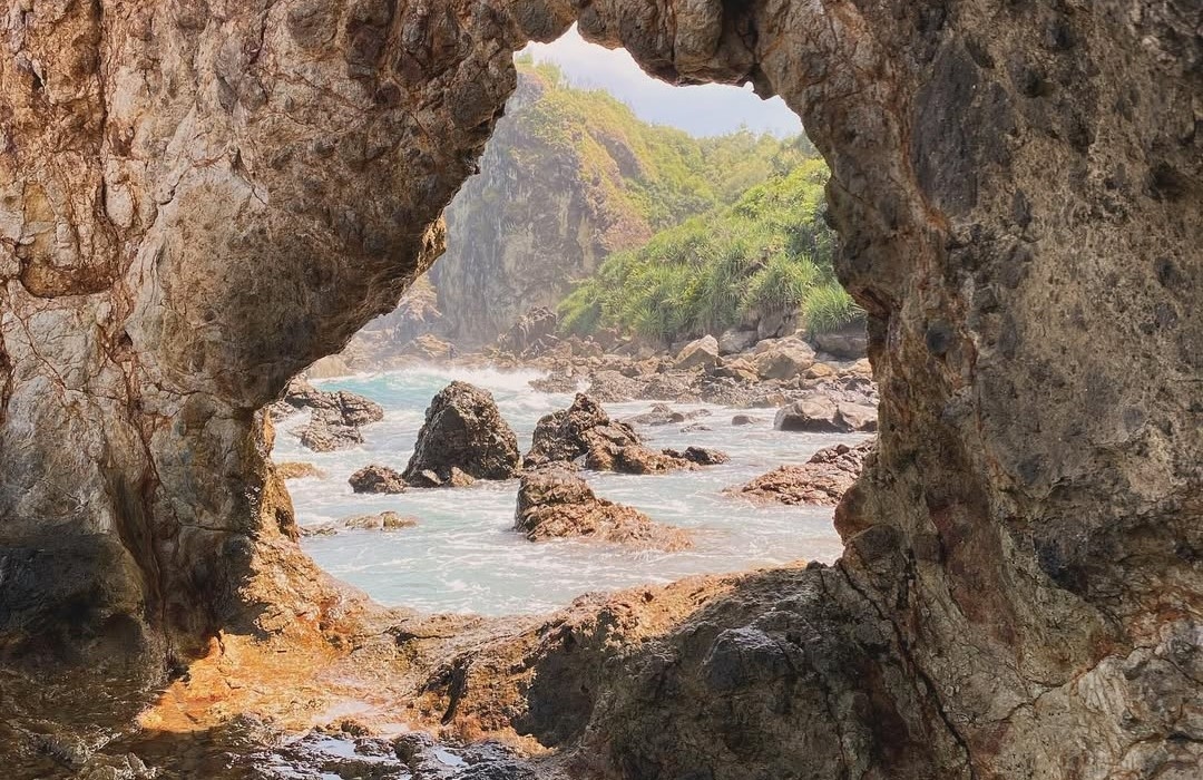 Pantai Watu Lumbung, Pantai Hidden Gem yang Bikin Healing Berkesan