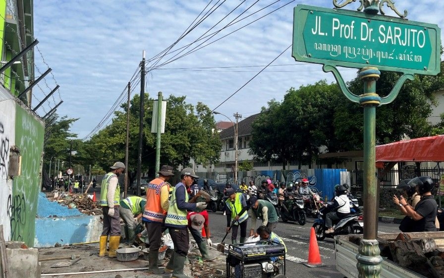 Puing dan Lapak Bekas PKL di Terban Dibersihkan
