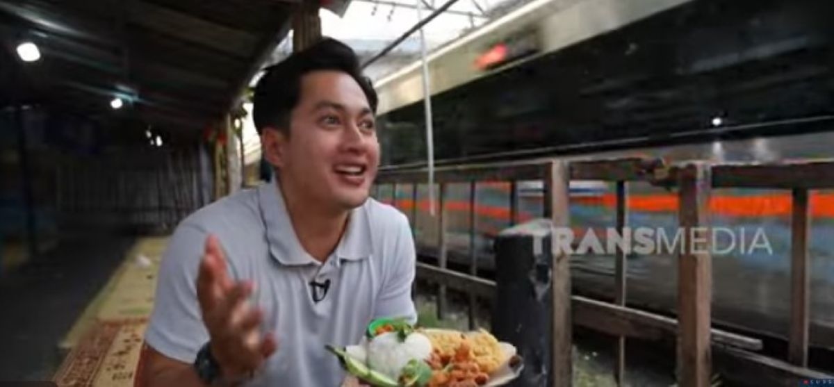 Lesehan Pinggir Rel, Menikmati Ayam Kremes dengan View Kereta Api