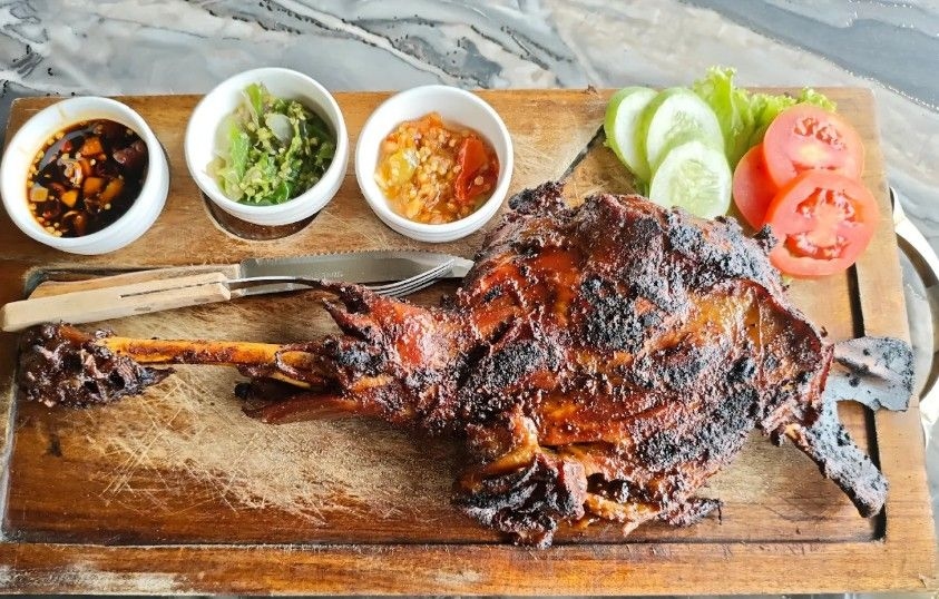 Mencoba Sensasi Paha Kambing Bakar di Warung Sate Kambing dan Kelinci Mas Fuid