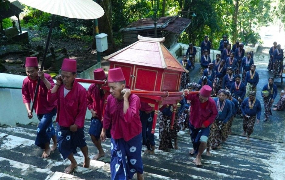 Tanpa Alas Kaki, Abdi Dalem Keraron Yogyakarta Laksanakan Tradisi Kuthomoro di Makam Imogiri