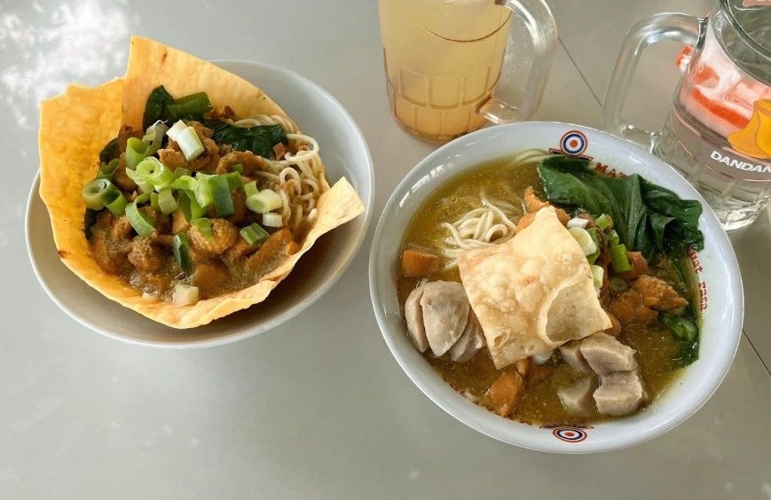 Menikmati Lezatnya Mie Ayam dan Asrinya Alam Jogja di Warung Tengah Sawah