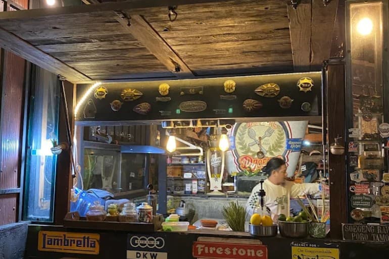 Kedai Dapoer Djoeang, Spot Ngopi dengan Suasana Slow Bar yang Cocok untuk Bersantai