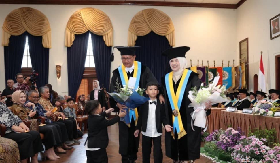 Ilmuwan Goals, Suami-Istri Dikukuhkan jadi Guru Besar UGM Bersama