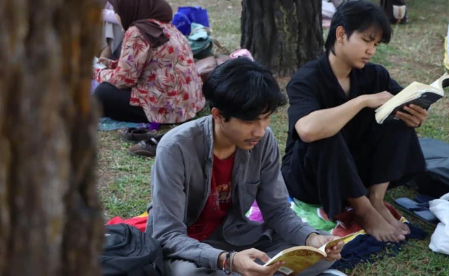 Gelar Tikar dan Kain, Anak-anak Muda Jogja Baca Buku Bareng GIK UGM