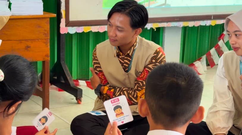 Mahasiswa KKN UIN Jogja Kenalkan Game Kartu Edukasi Stop Bullying Siswa SD di Kalbar 