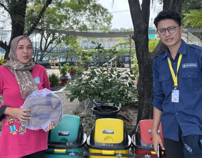 Mahasiswa KKN UGM Kembangkan Tempat Sampah Tenaga Surya di Kepulauan Seribu 