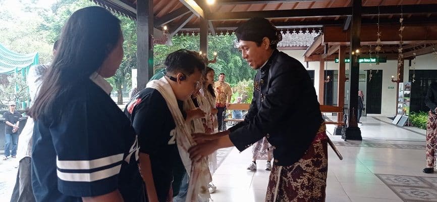 Wisatawan Pertama Candi Prambanan di Tahun 2026, Dapat Kalungan Syal dan Dikawal Barisan Bregodo