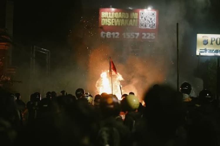 5 Fakta Penting Demo di Polda DIY, 2 Mobil dan Kantor SPKT Dibakar Massa