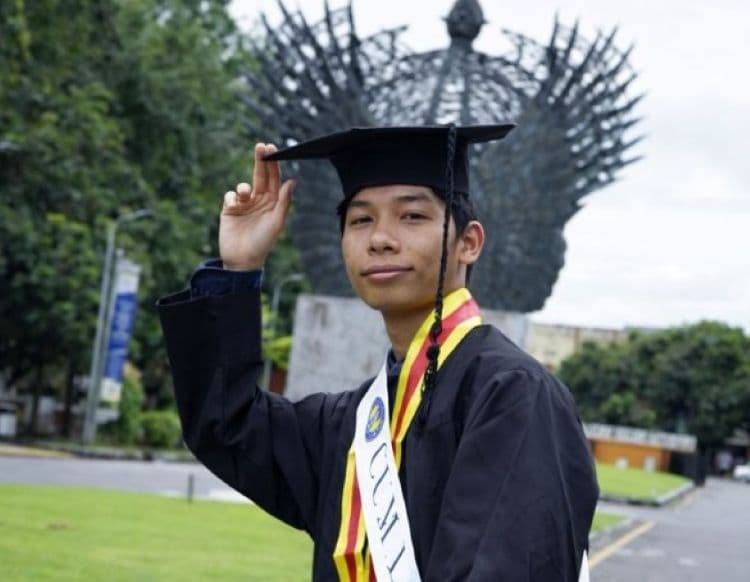 5 Fakta Menarik Betran Yunior, Anak Penjual Es Teh yang Raih IPK Tertinggi UNY 2025