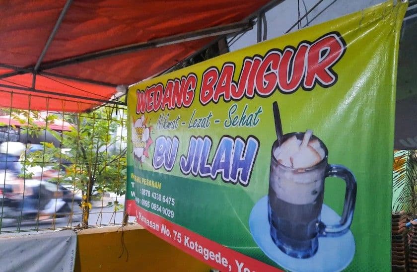 Wedang Bajigur Bu Jilah, Sensasi Hangatnya Bikin Badan Segar Bugar
