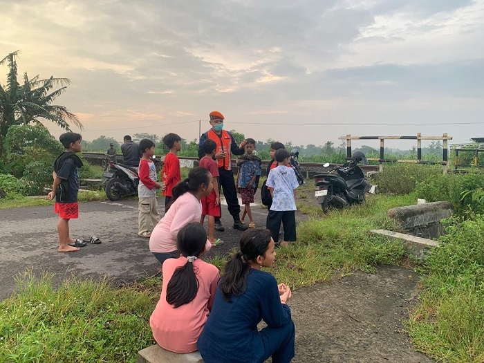 Nekat Ngabuburit di Jalur Rel KA? Siap Kena Rp 15 Juta Loh...