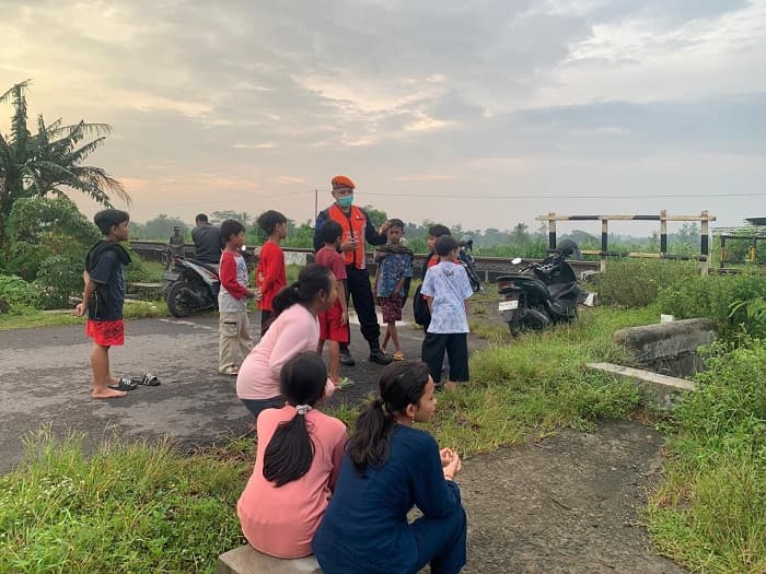 Nekat Ngabuburit di Jalur Rel KA? Siap Kena Rp 15 Juta Loh...