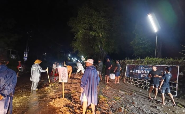 Hujan Disertai Angin Kencang, Sebabkan Talud Longsor dan Bangun di Sleman Rusak