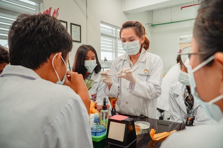 Serunya Pelajar SMA Saat Praktek Langsung di Laboratorium FTB UAJY