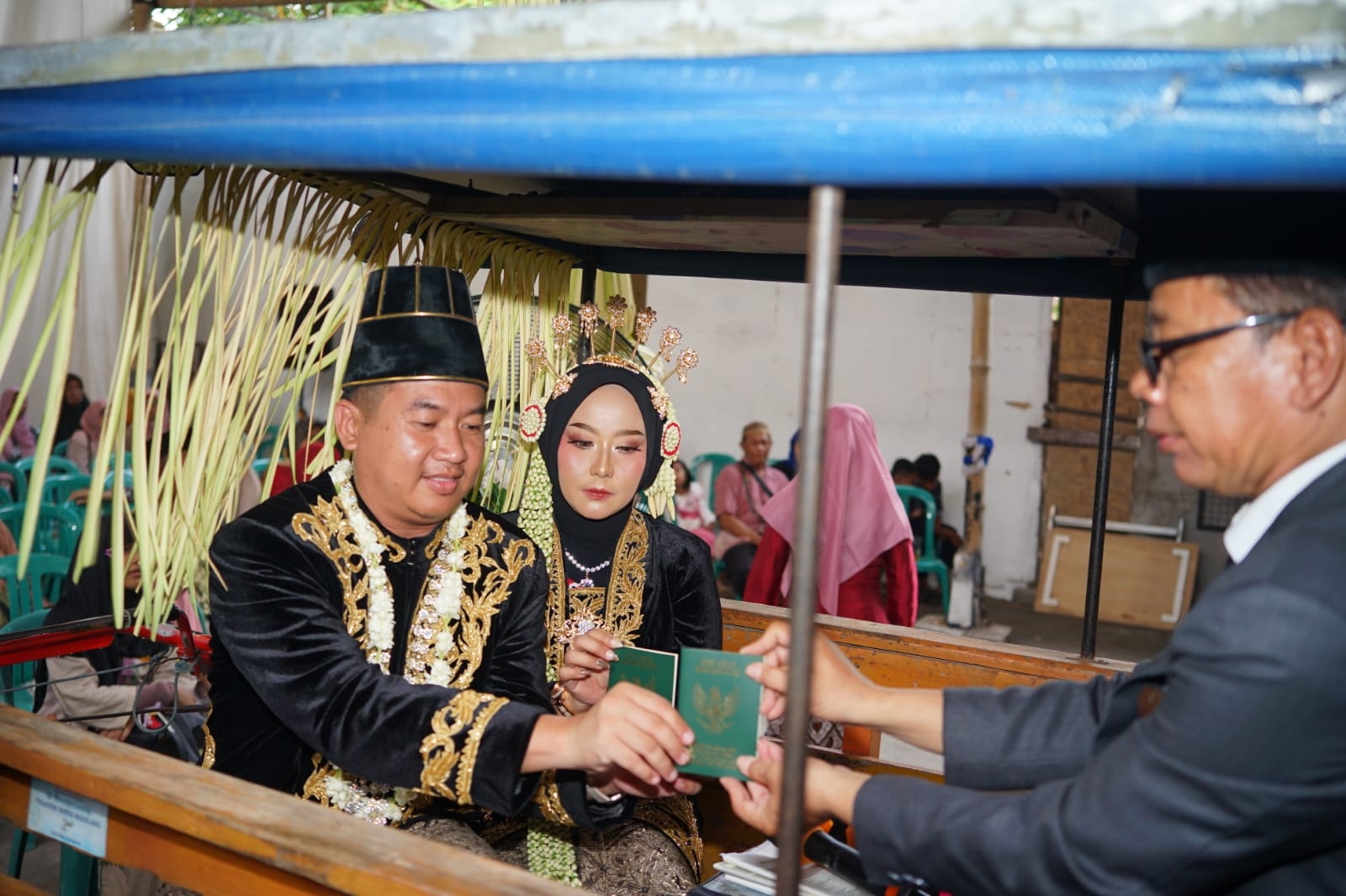 7 Pasang Pengantin di Bantul Nikah Gratis di Atas Traktor Sawah, Mahar Sepasang Ayam