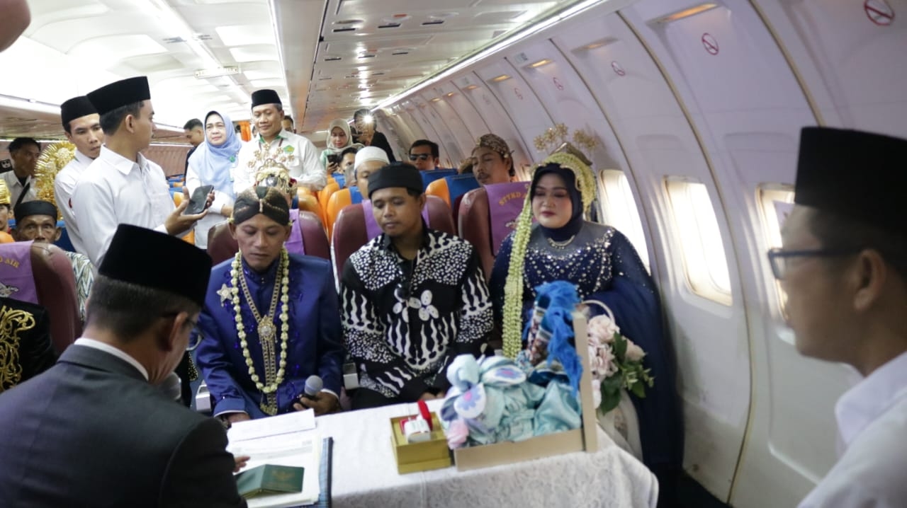 Unik, 20 Pasangan di Jogja Nikah Gratis di Pesawat, Langsung Terbang Bulan Madu?