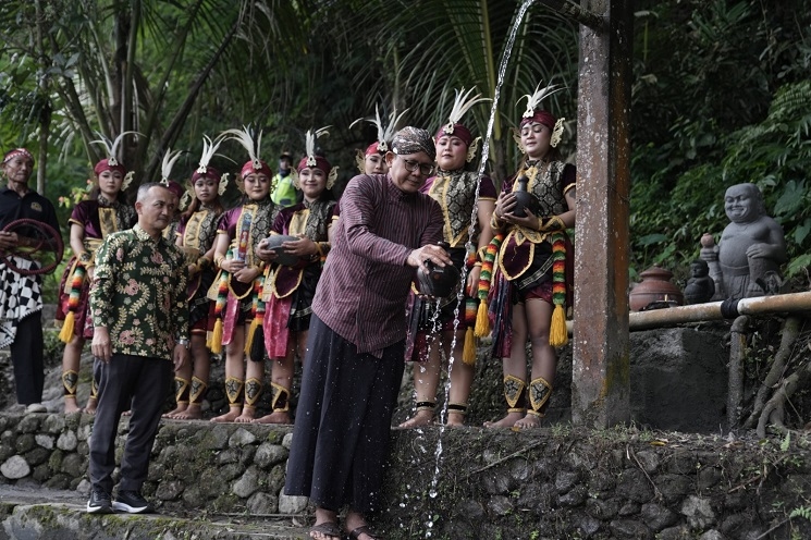 Tanam Beringin Putih, Wabup Awali Prosesi Lampah Dalu Lereng Merapi