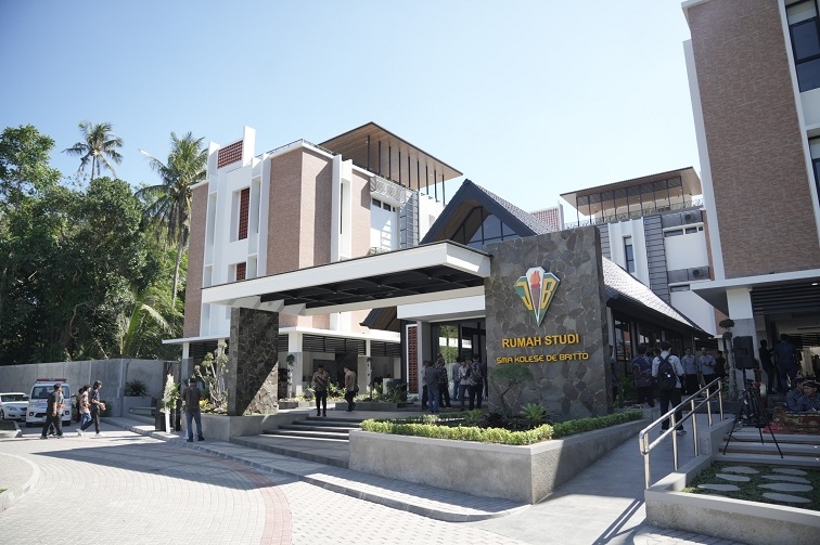 Resmikan Laboratorium Alam SMA De Britto, Sultan Tegaskan AI Tak Bisa Melatih Karakter