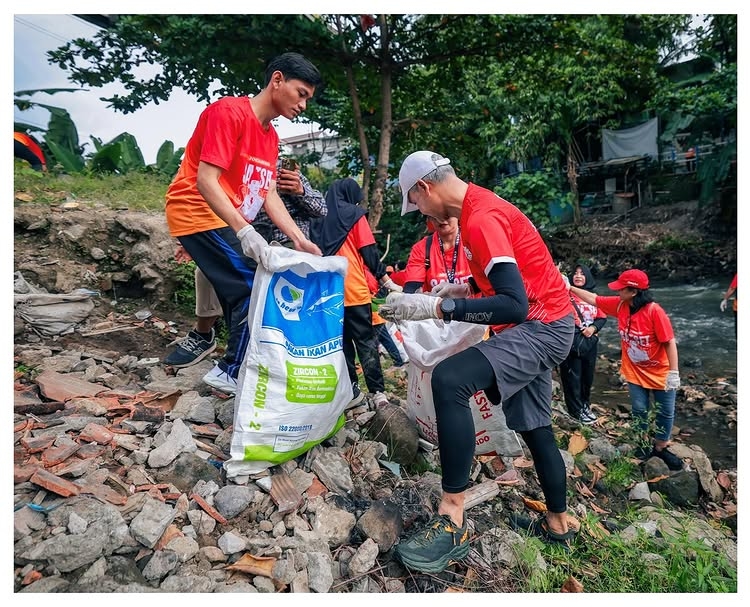 Saat Ganjar Pranowo dan Wali Kota Jogja Kompak Bersihkan Sampah di Kali Code