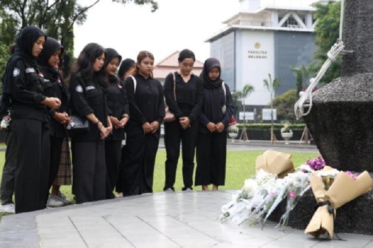 UGM Gelar Doa Bersama untuk Mendiang Septian Eka dan Bagus Adi Prayoyo, Rektor Kenang Keduanya sebagai Mahasiswa Cerdas dan Aktif Akurat.co, Jogja-U