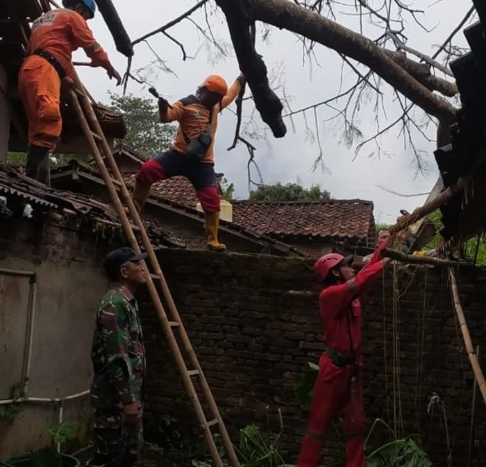 Pemkab Sleman Salurkan Bantuan Terdampak Hujan Deras dan Angin Kencang
