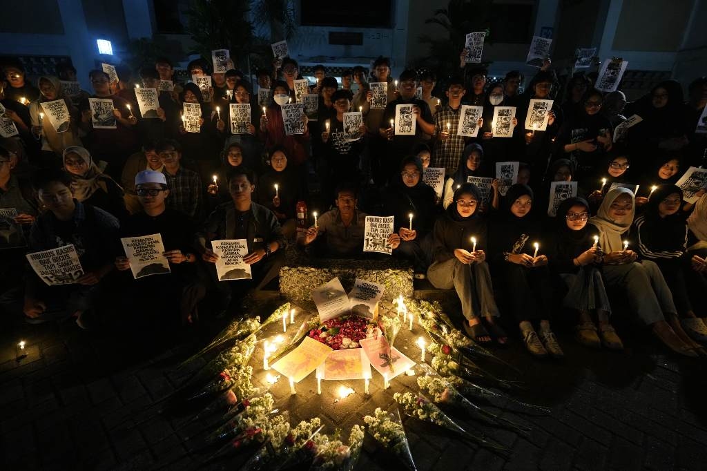 BEM FISIPOL UMY Tabur Bunga dan Doakan Affan-Rheza dalam Aksi Solidaritas