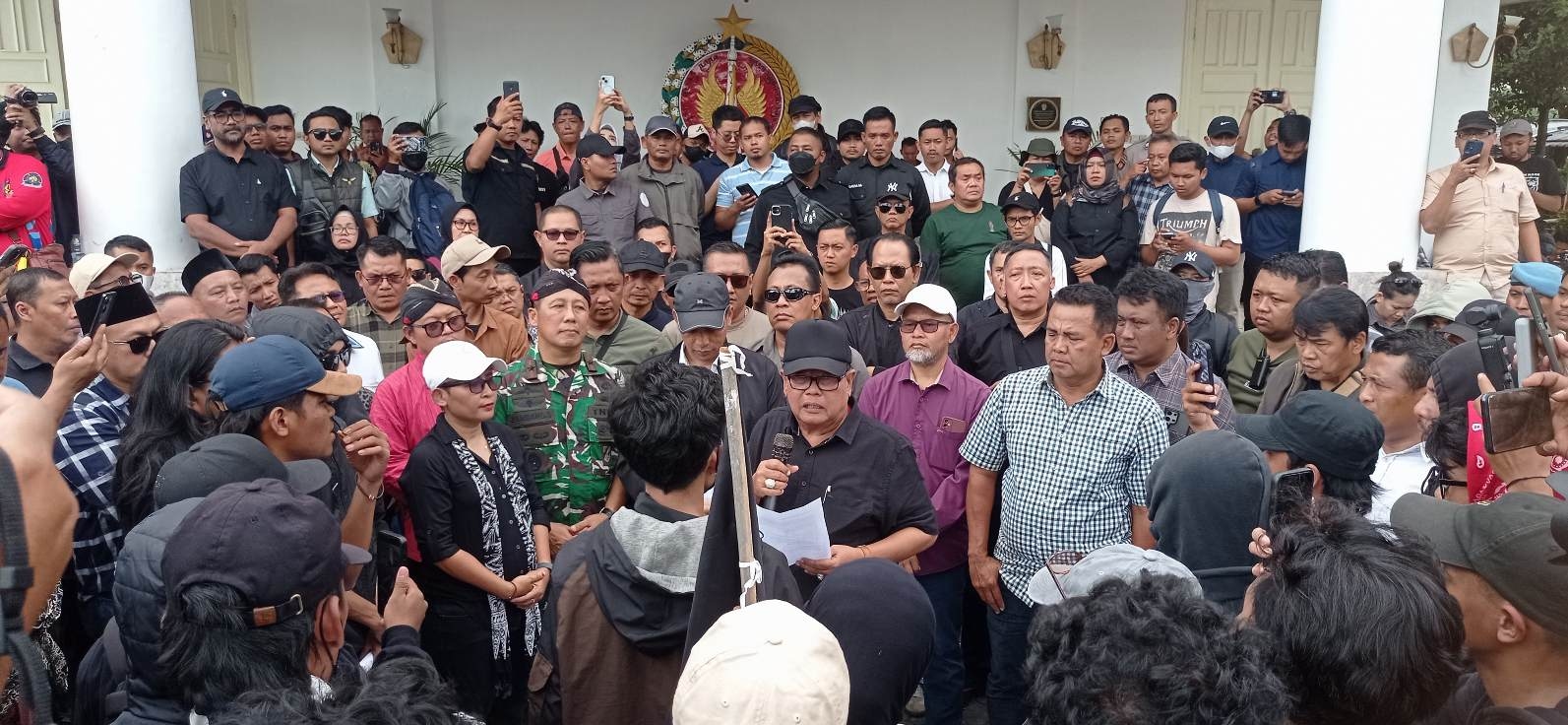 Puluhan Mahasiswa Dari Front Aliansi Jogja Bergerak, Gelar Aksi Damai di DPRD DIY