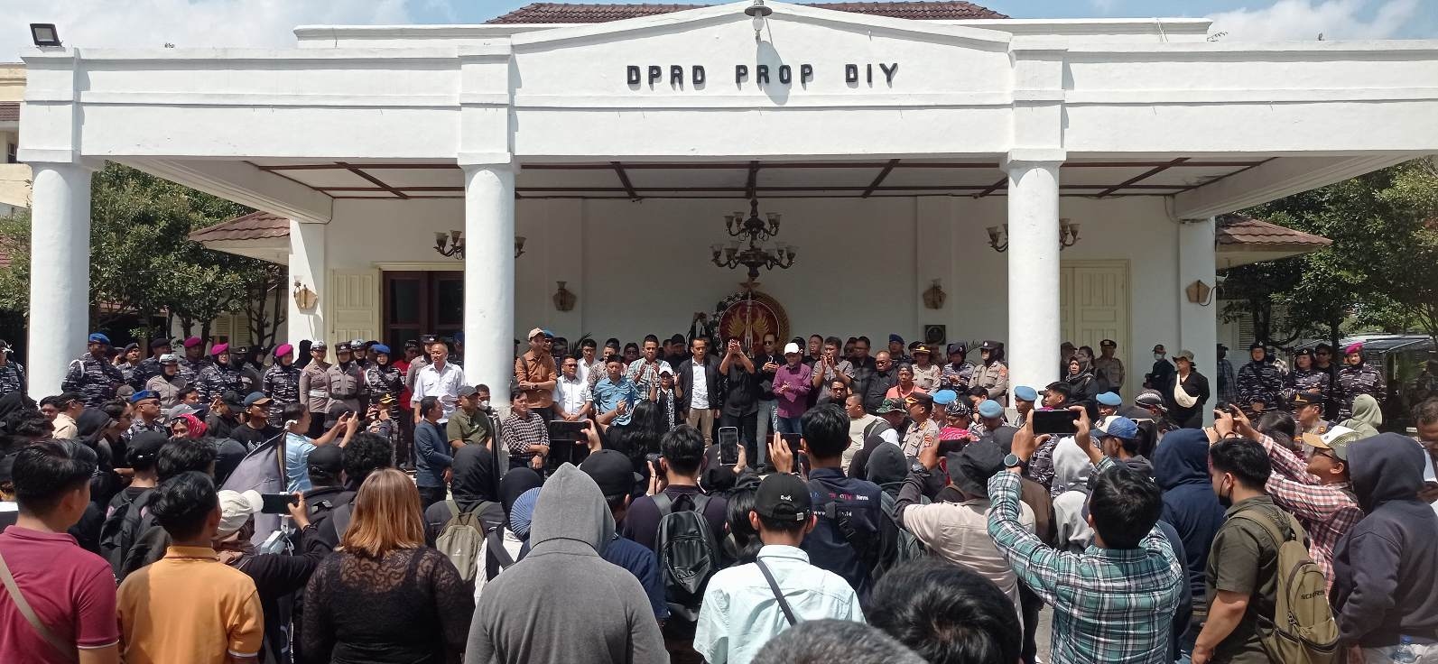 Berikut 11 Tuntutan Massa Saat Menggelar Aksi di DPRD DIY